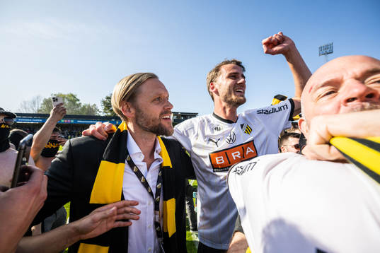 Häckens klubbchef Marcus Jodin och Johan Hammar jublar