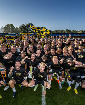 Häckens spelare med Samuel Gustafson (m) jublar med Gustaf VI Adolfs pokal