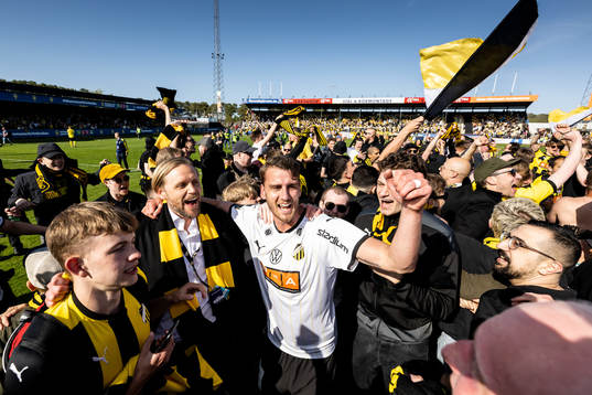 Häckens klubbchef Marcus Jodin och Johan Hammar jublar