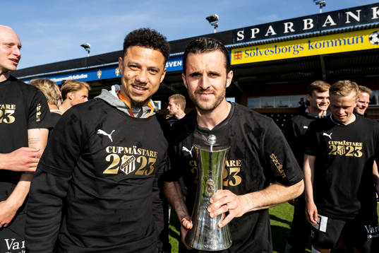 Häckens Tobias Sana och Kadir Hodzic jublar med Gustaf VI Adolfs pokal