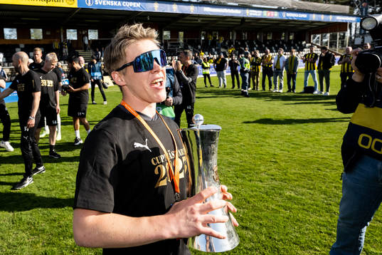 Häckens Petrus Karlholm jublar med Gustaf VI Adolfs pokal
