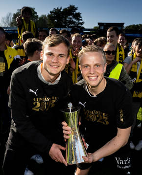 Häckens Oscar Uddenär och Tomas Olai Totland jublar med Gustaf VI Adolfs pokal