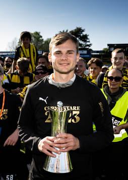 Häckens Oscar Uddenär jublar med Gustaf VI Adolfs pokal