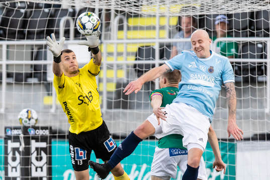 Brages målvakt Andre Bernardini och Gefles Anton Lundin