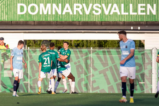 Brages Pontus Jonsson jublar med lagkamrater