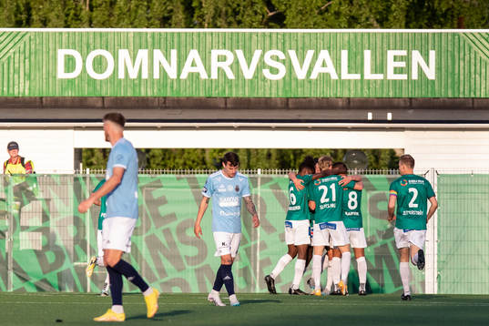 Brages Pontus Jonsson jublar med lagkamrater