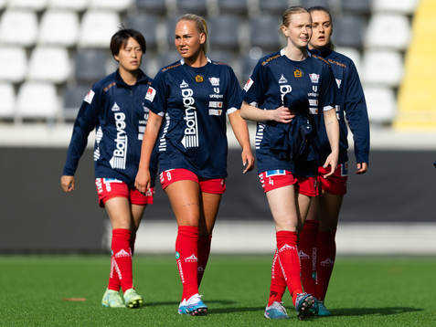 Linköpings Cathinka Tandberg och Emma Östlund  innan  fotbollsmatchen i Damallsvenskan mellan Häcken och Linköping den 19 maj 2023 i Göteborg. 