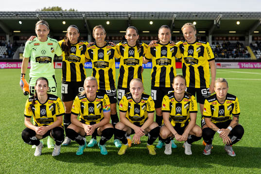 Häckens startelva ställer upp för en lagbild