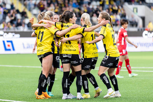 Häckens Julie Blakstad jublar med lagkamrater