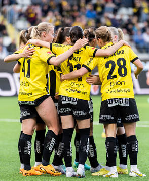 Häckens Julie Blakstad jublar med lagkamrater