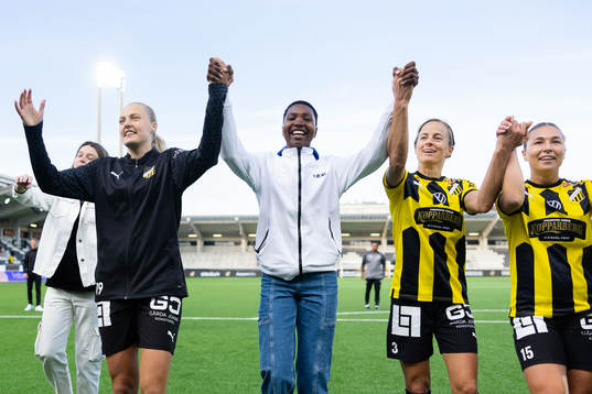 Häckens Elma Junttila Nelhage,  Aisha Masaka, Aivi Luik och Alexandra Hellekant jublar