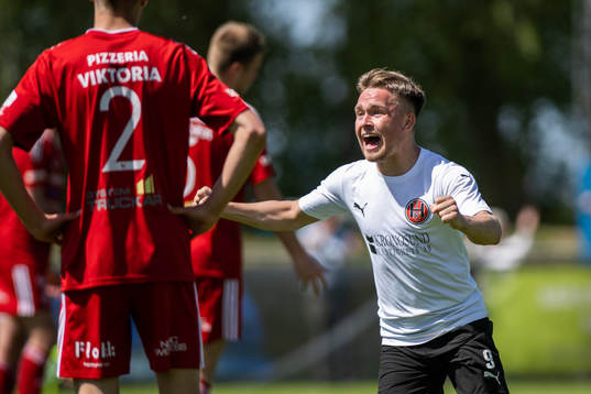 Hittarp IKs Olle Heideman jublar efter 2-1 målet