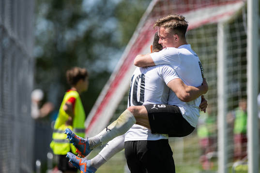 Hittarp IKs Teddy Bermudez och hi9+jublar efter 2-1 målet