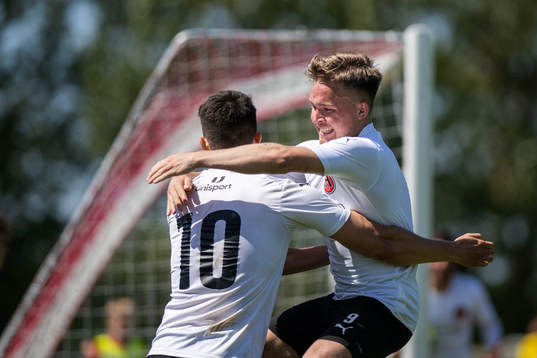 Hittarp IKs Teddy Bermudez och hi9+jublar efter 2-1 målet