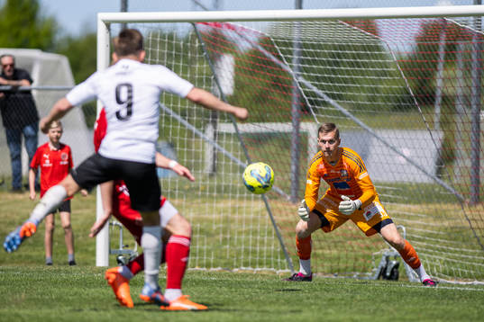 Hittarp IKs Olle Heideman nickar mot Nässjö FFs målvakt Benjamin Medic