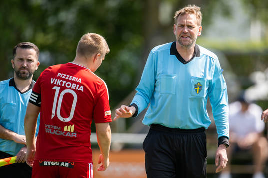 Domare Niklas Andersson och Nässjö FFs Tobias Svensson