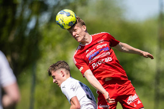 Hittarp IKs Albion Abaz i nickduell mot Nässjö FFs Simon Andersson