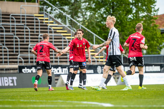 Örebros spelare jublar efter Noel Milleskog (ej i bild) gjort 2-1