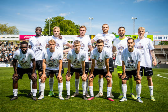  Ousmane Diawara, Johan Rapp, Melker Jonsson, Erik Hedenquist, målvakt Amr Kaddoura, Melker Widell, och nedre ledet från vänster: Kofi Asare, Edvin Dahlqvist, Robin Dzabic, Camil Jebara och Alexander Tkacz) ställer upp för en lagbild med specialdesignade tröjor inför fotbollsmatchen i Superettan mellan Landskrona och Örebro den 20 maj 2023 i Landskrona. 
