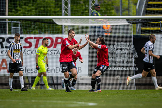 Örebros Adi Fisic och Kevin Walker jublar efter 2-2