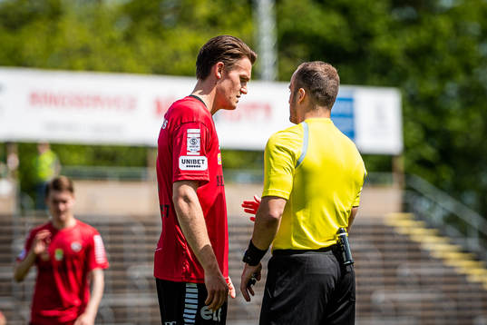 Örebros Daniel Hultqvist i samtal med domare Rinon Hasani