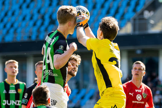 GAISs Filip Beckman och Jönköpings Södras målvakt David Celic