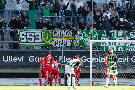 Jönköpings Södras Daniel Strandsäter jublar med