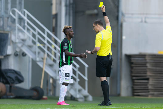 GAIS  Richard Emeka Friday får en varning  av domare