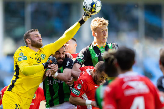 Jönköpings Södras Alexander Nilsson i kamp om bollen med GAIS  Mervan Celik och Filip Beckman