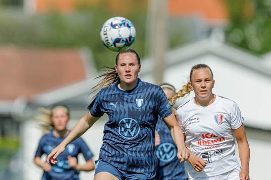 Malmö FFs Linnea Svensson och Lödöse Nygårds Tllda Magnusson Tell
