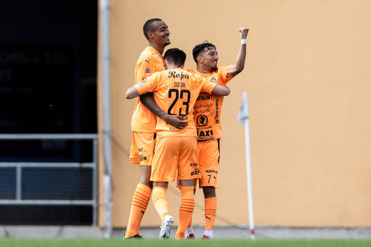 AFC Eskilstunas Simon Karlsson Adjei, Armin Culum och Samir Maarouf jublar efter 1-0