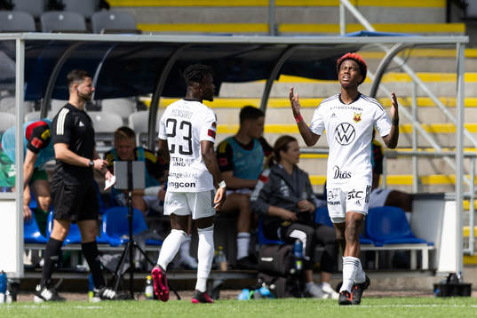 Östersunds Chovanie Amatkarijo jublar efter 1-1
