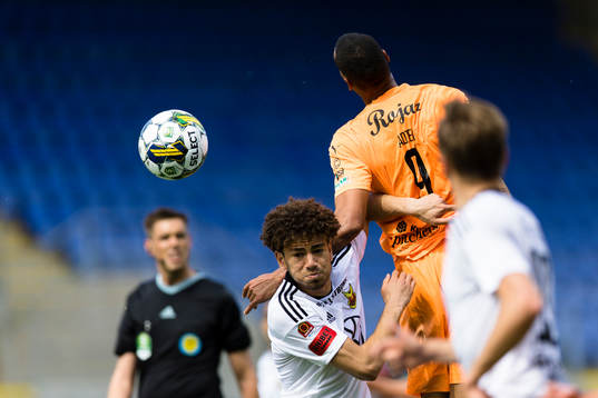 Östersunds Ziad Ghanoum i kamp med AFC Eskilstunas Simon Karlsson Adjei