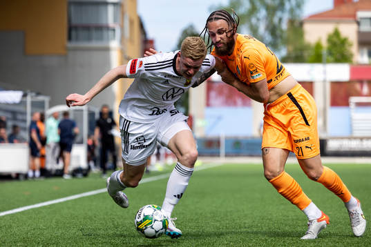 Östersunds Malcolm Stolt och AFC Eskilstunas Ali Suljic