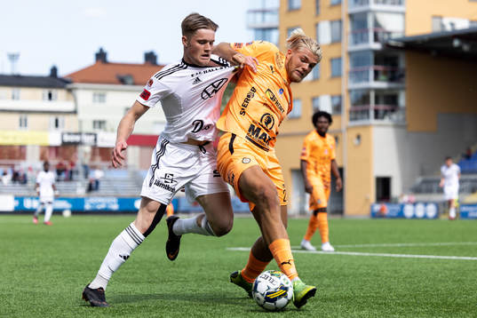 Östersunds Sebastian Karlsson Grach och AFC Eskilstunas Mattis Adolfsson
