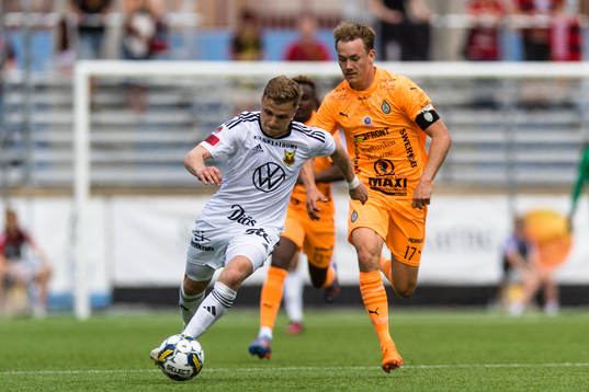 Östersunds Mykola Musolitin i kamp med AFC Eskilstunas Anton Ekeroth