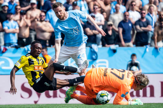 Häckens Benie Adama Traore mot Malmö FFs Lasse Nielsen och målvakt Johan Dahlin