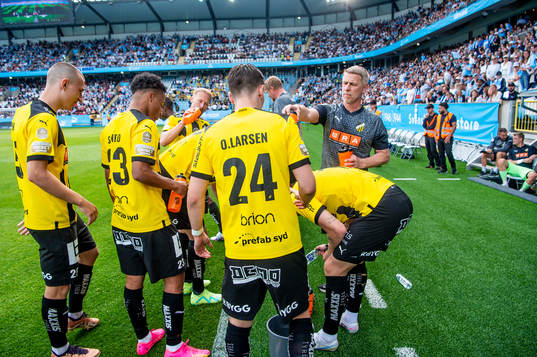 Häckens spelare dricker vatten innan fotbollsmatchen i Allsvenskan mellan Malmö FF och Häcken den 21 maj 2023 i Malmö. 