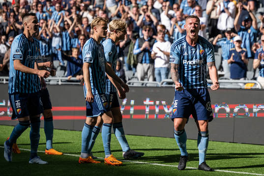 Djurgårdens Victor Edvardsen jublar efter 2-0