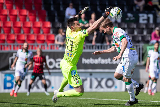 Varbergs målvakt Stojan Lukic och Oliver Silverholt