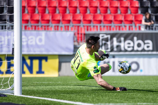 Varbergs målvakt Stojan Lukic räddar en straff