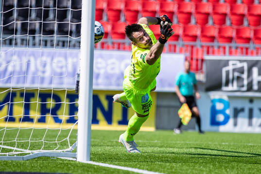 Varbergs målvakt Stojan Lukic släpper in 1-0 av