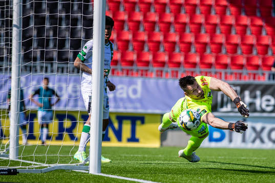 Varbergs målvakt Stojan Lukic med en räddning