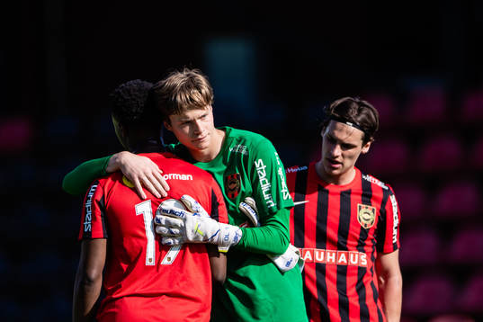 Brommapojkarnas målvakt Filip Sidklev jublar med Richie Omorowa