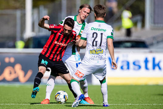 Brommapojkarnas Marijan Cosic i kamp med Varbergs Hampus Zackrisson och Victor Karlsson