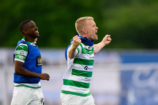 Västerås SKs Jaheem Burke och Simon Johansson jublar