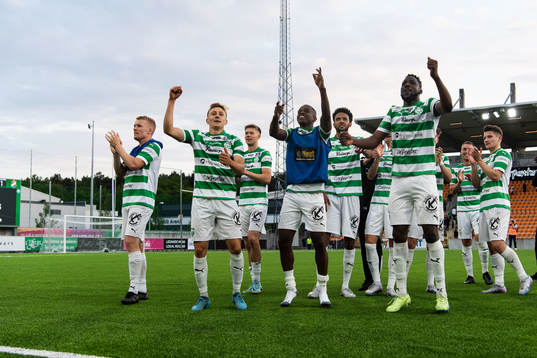 Västerås SKs Simon Gefvert, Jaheem Burke och Frederic Nsabiyumva jublar