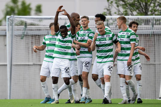 Västerås SKs Jaheem Burke jublar med lagkamrater