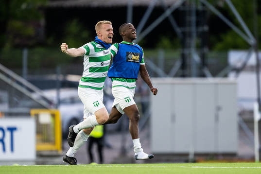 Västerås SKs Simon Johansson och Jaheem Burke jublar