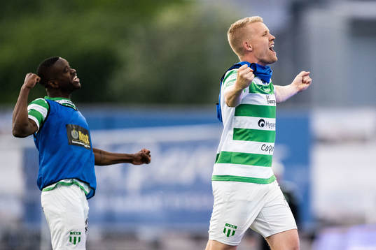 Västerås SKs Simon Johansson och Jaheem Burke jublar